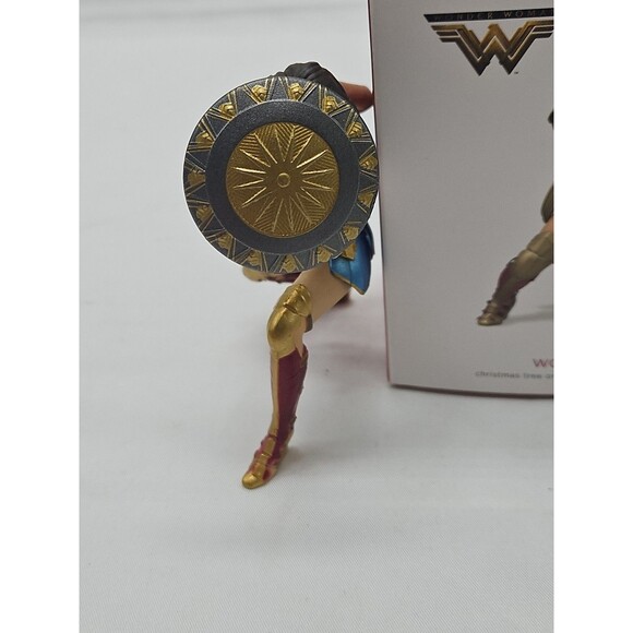 Wonder Woman DC Comics Hallmark Keepsakes Ornament 2018 w/Box - Picture 7 of 15